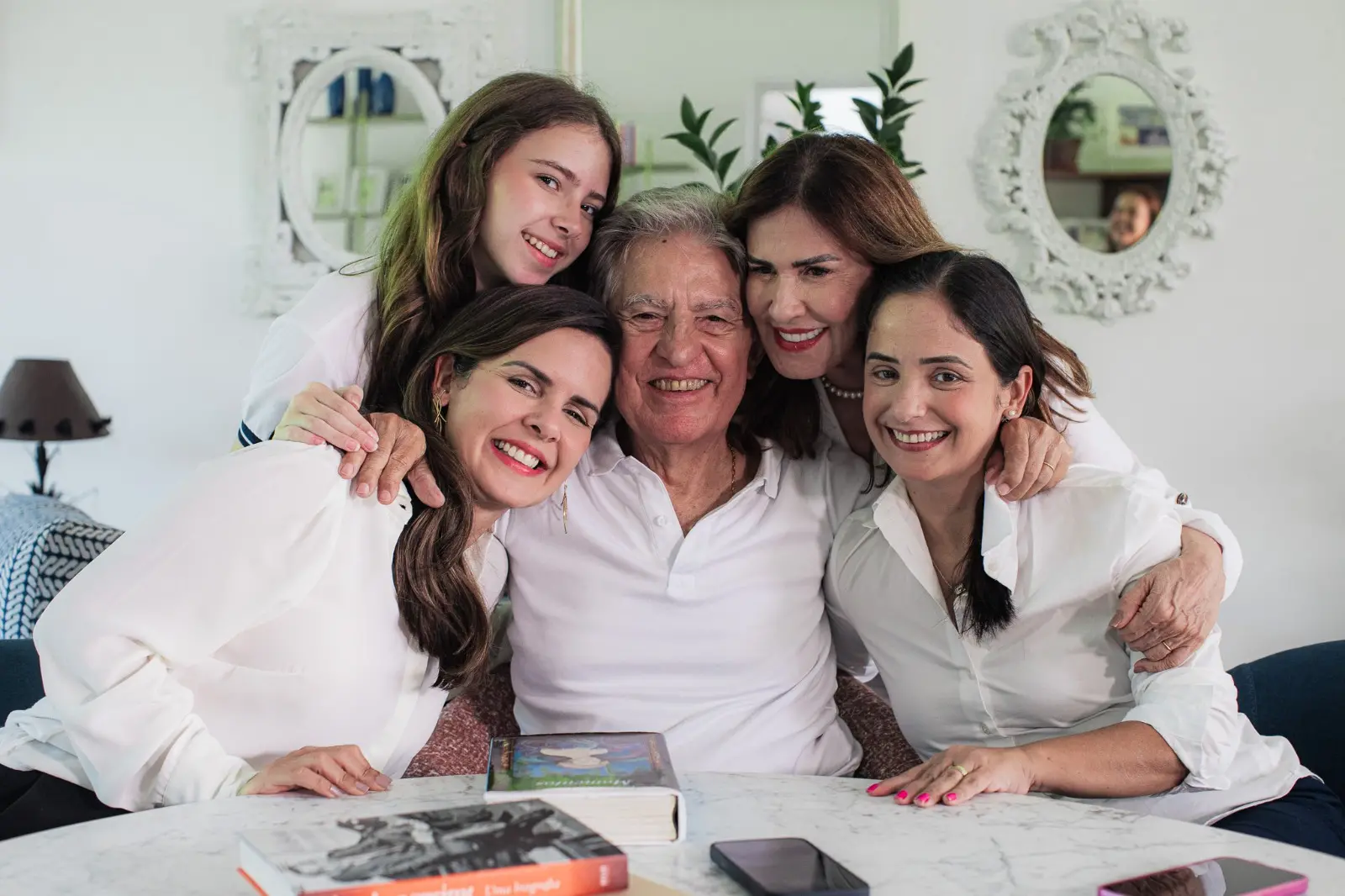 Oto com a esposa Guida, as filhas Patrícia e Luciana e a neta Marina 