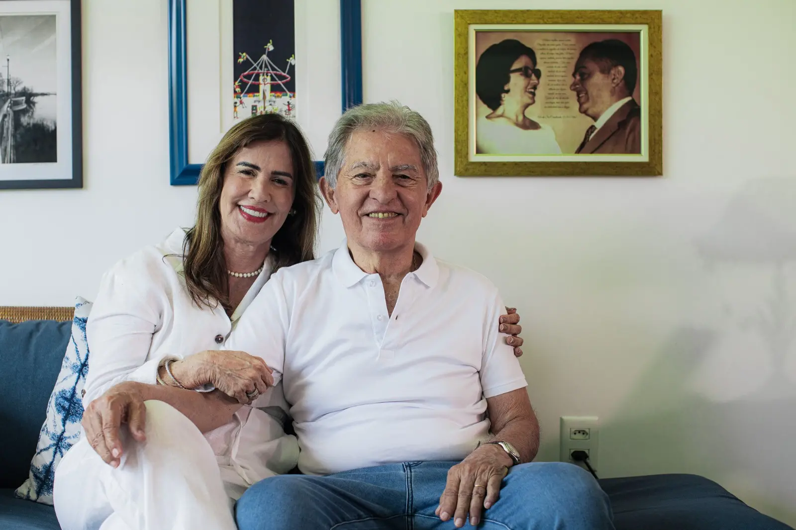 Guida e Oto posam em frente à foto especial de Hildete e Ari de Sá Cavalcante