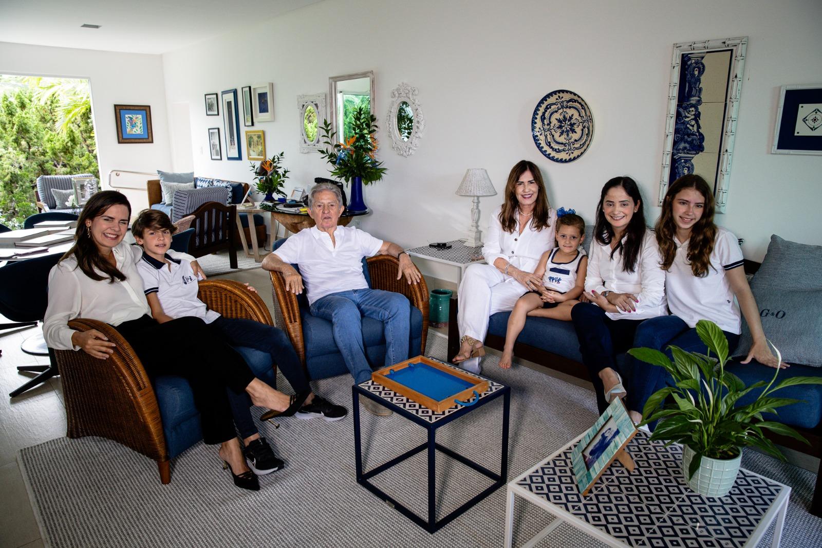 Família na 'sala azul', espaço preferido de Oto na casa onde mora com Guida