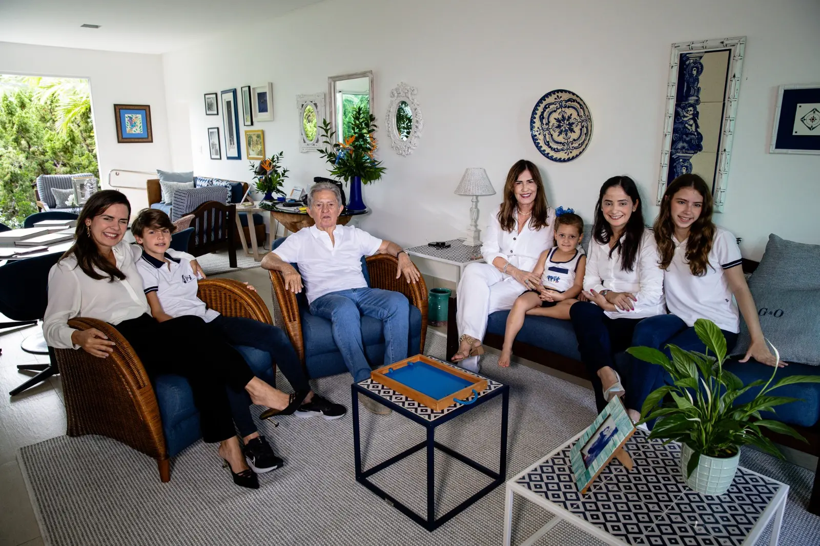 Família na 'sala azul', espaço preferido de Oto na casa onde mora com Guida