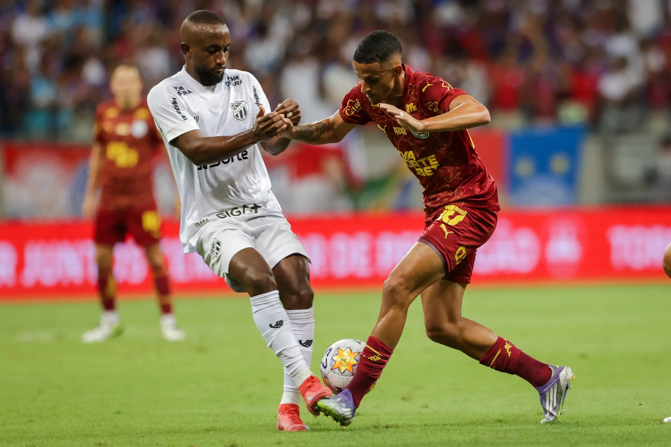 Atletas de Ceará e Bahia disputam bola