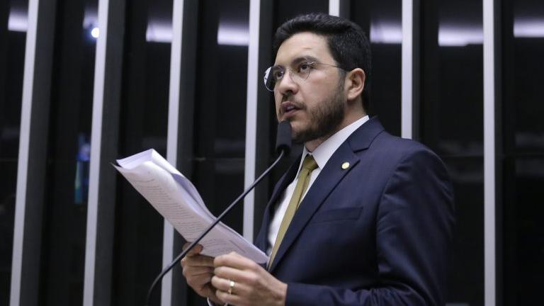 Imagem mostra deputado federal Jadyel Alencar em sessão no plenário da Câmara dos Deputados, ilustrando aprovação de PL contra adultização de crianças na internet após vídeo de Felca