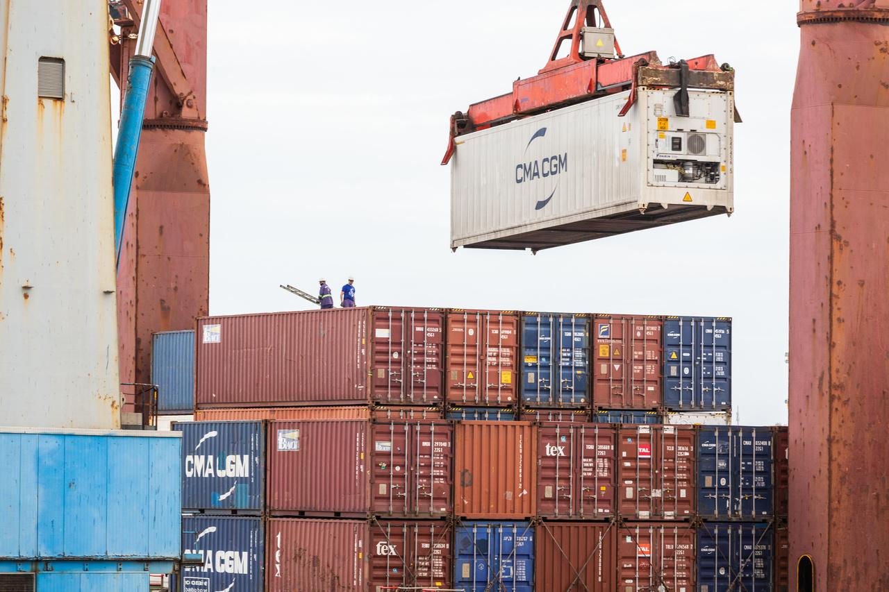 imagem mostra descarregamento de contêiner no porto de fortaleza