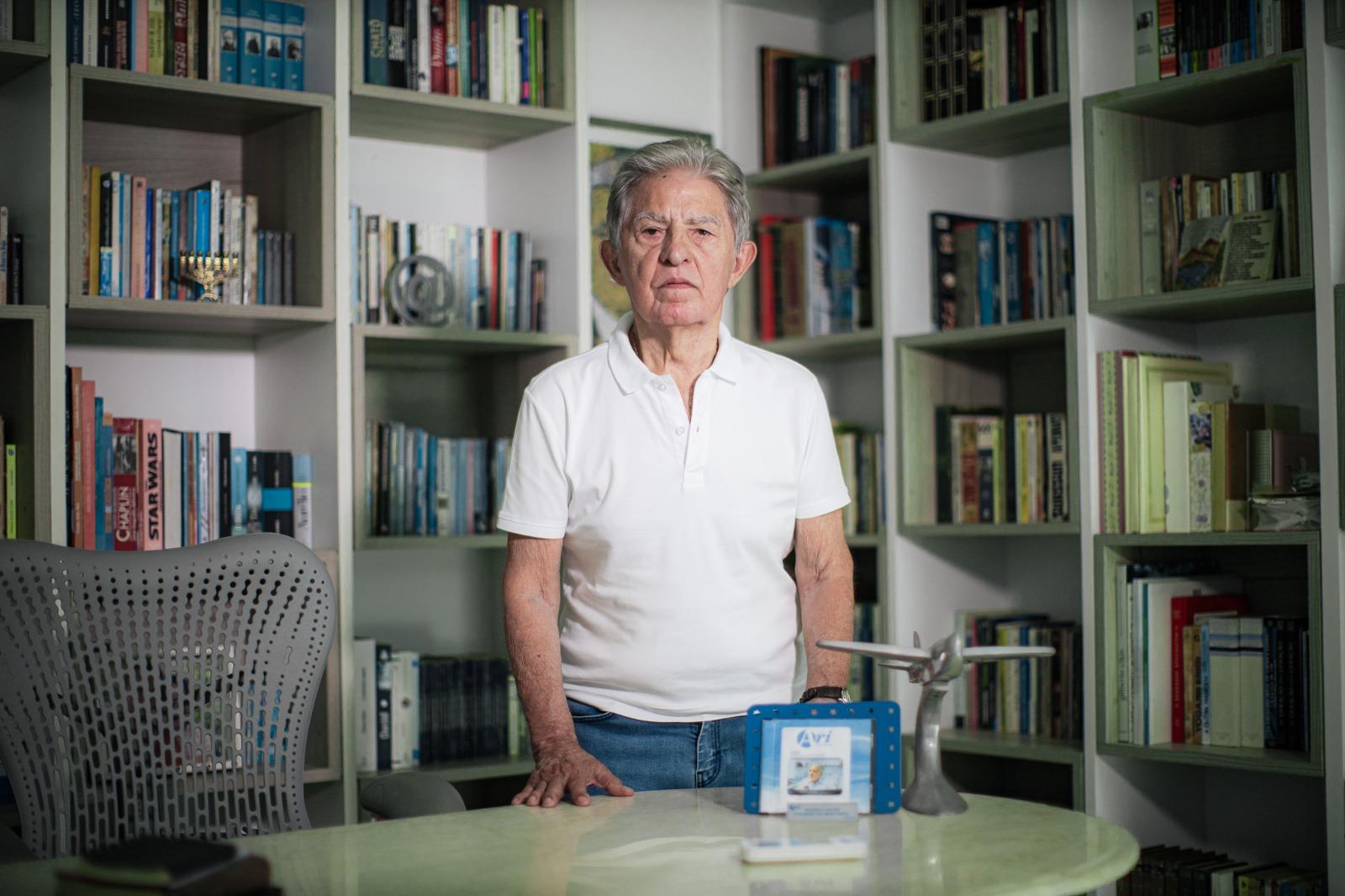 Oto e parte de seu acervo de livros