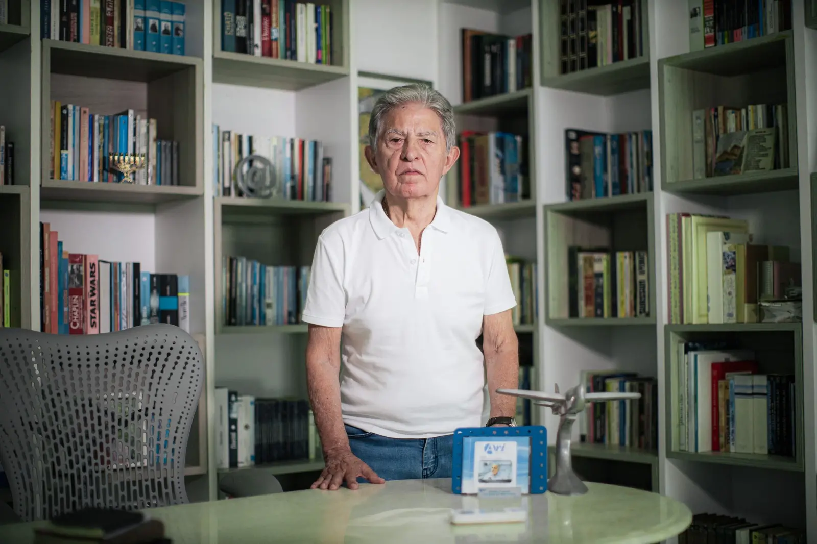 Oto e parte de seu acervo de livros