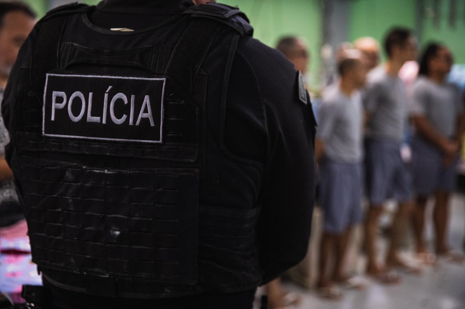 Foto mostra um policial penal e detentos classificados para trabalhar, em um presídio cearense