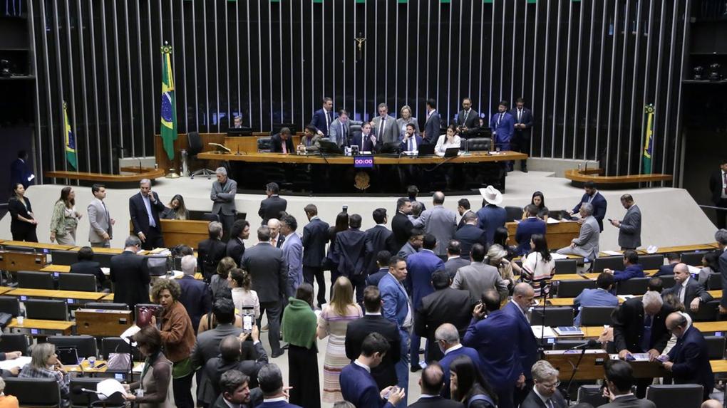 Foto do plenário da Câmara dos Deputados, onde vários homens vestindo ternos estão reunidos