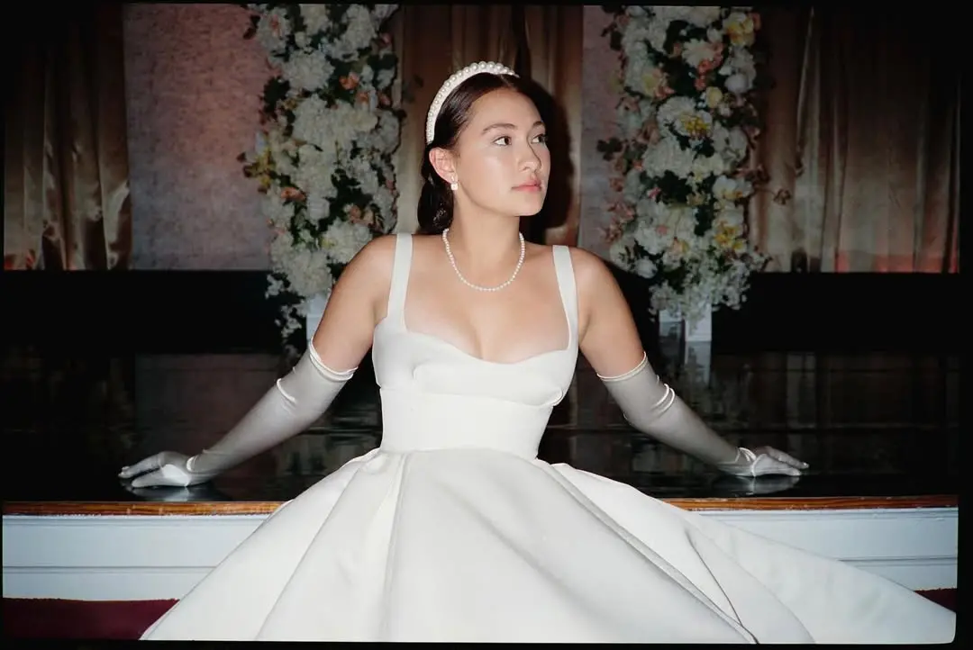 Imagem da personagem Belly, interpretada por Lola Tung, para matéria sobre O Verão que Mudou Minha Vida: entenda a diferença entre a série e os livros