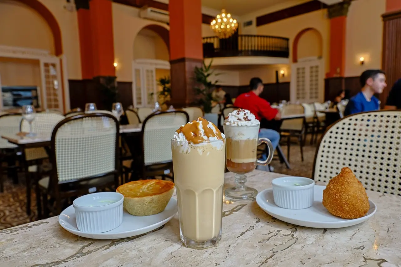 Opções de comida do cardápio do Café Comércio