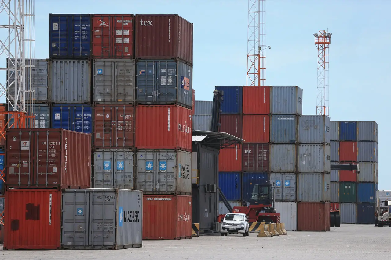 Imagem de movimentação de conteineres no Porto do Pecém