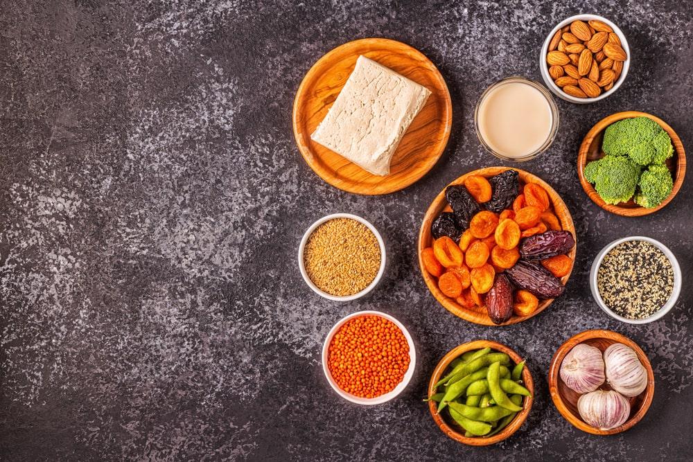 foto de alimentos que melhoram os sintomas da menopausa como queijo, brócolis, sementes e alho