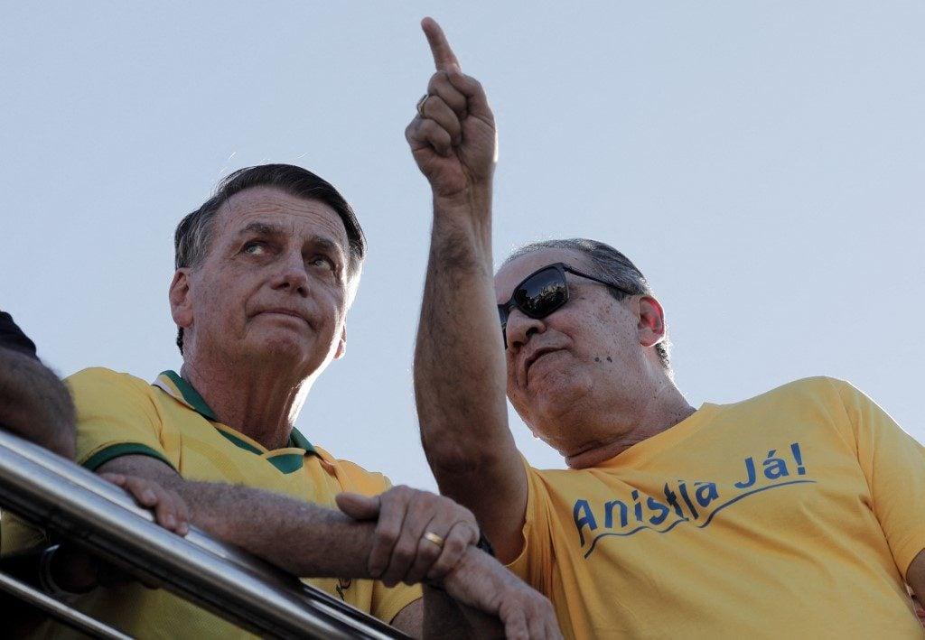 Foto de Silas Malafaia e Bolsonaro num ato para matéria sobre quem é o pastor que está sendo investigado por envolvimento na trama golpista