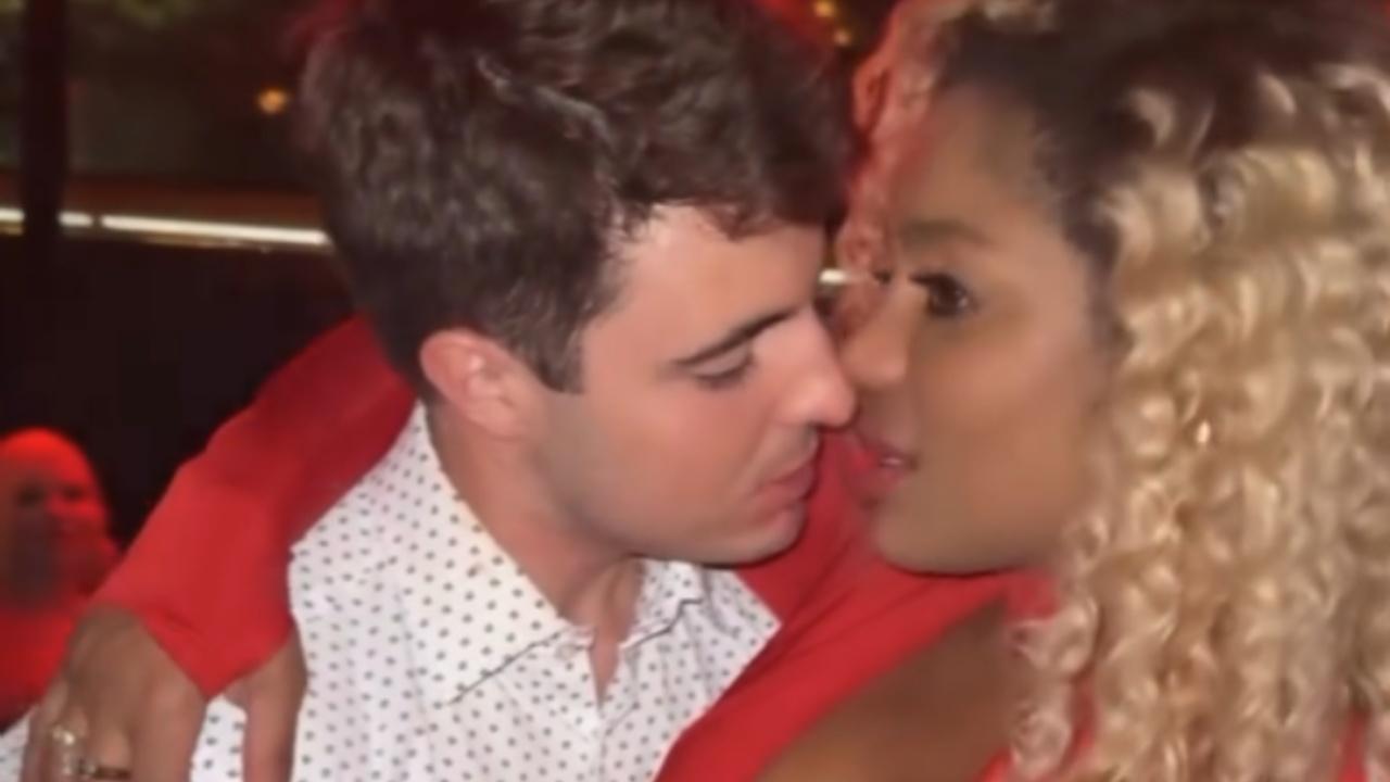 João Liberato e Cariúcha foram filmados aos beijos em evento