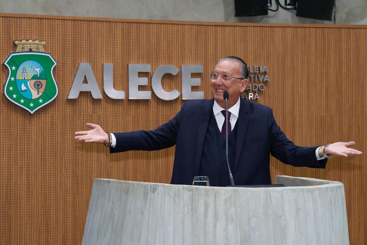 Foto mostra Galvão Bueno durante discurso na Alece