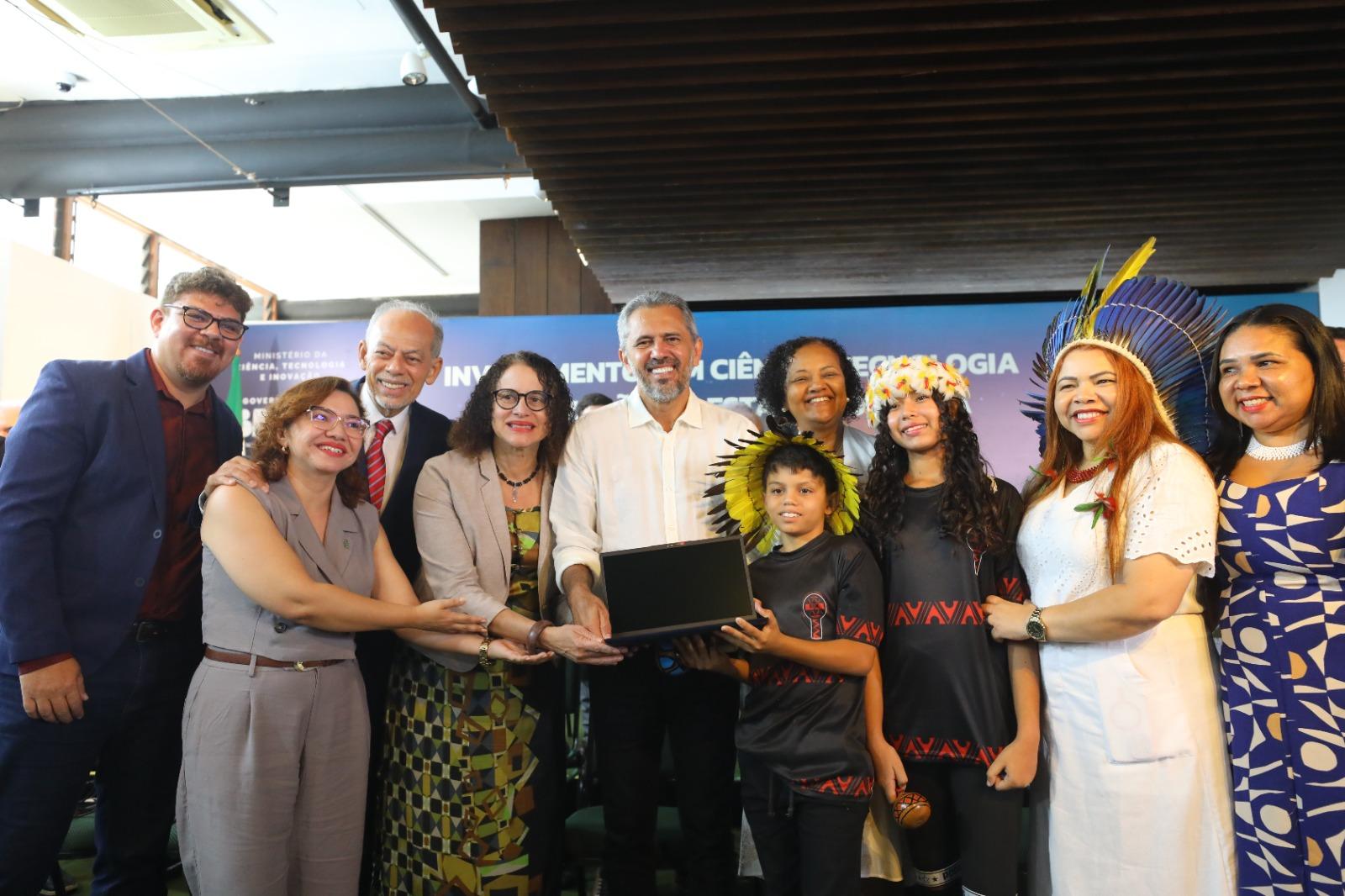 Políticos, ministros e secretários em evento no Palácio da Abolição, em Fortaleza