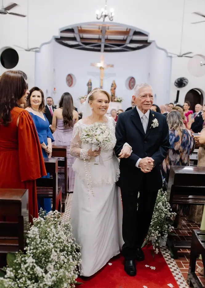 Na imagem, o casal de idosos Zoraide Diniz e Márlio Pelosi durante cerimônia de casamento em Fortaleza