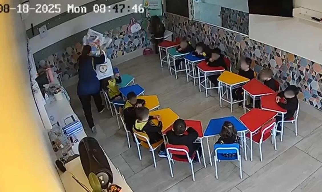 foto de professora agredindo aluno de 4 anos com pilha de livros em Caxias do Sul