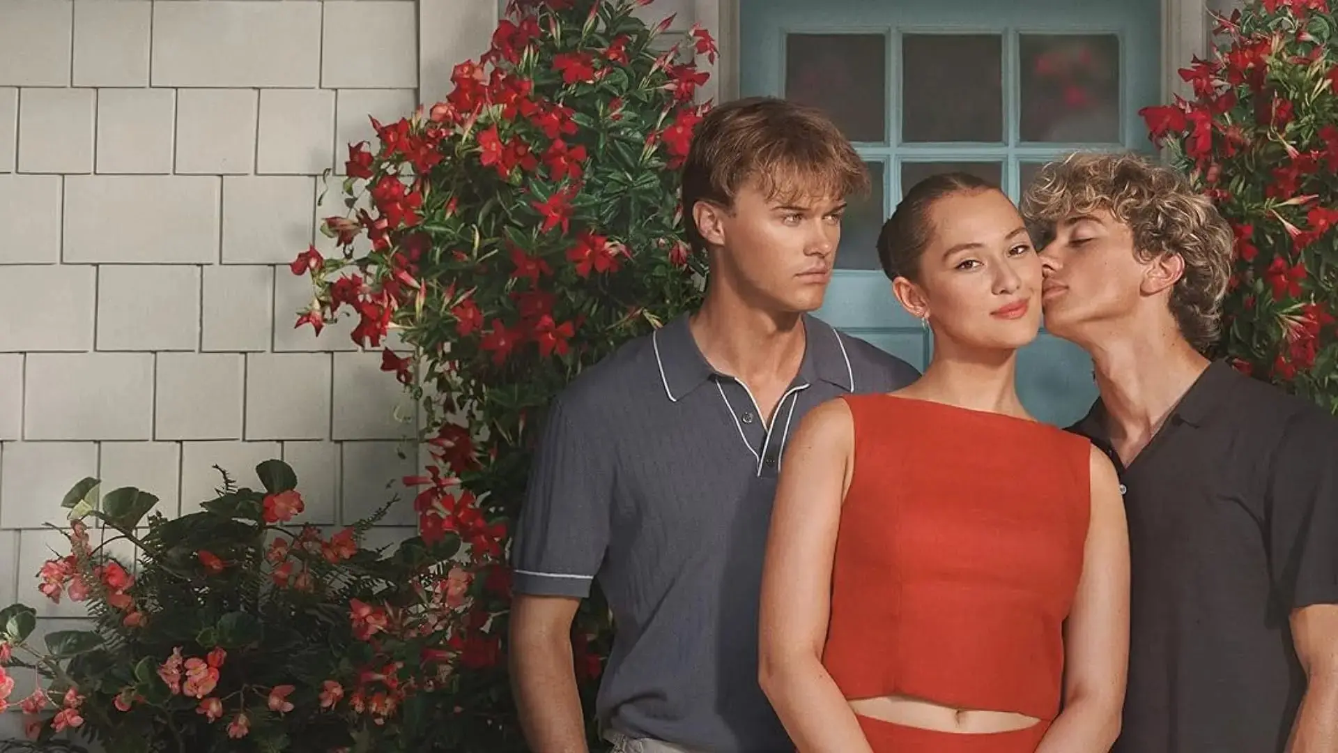 Imagem de divulgação da terceira temporada da série O Verão que Mudou Minha Vida, com os personagens Belly, Conrad e Jereamiah