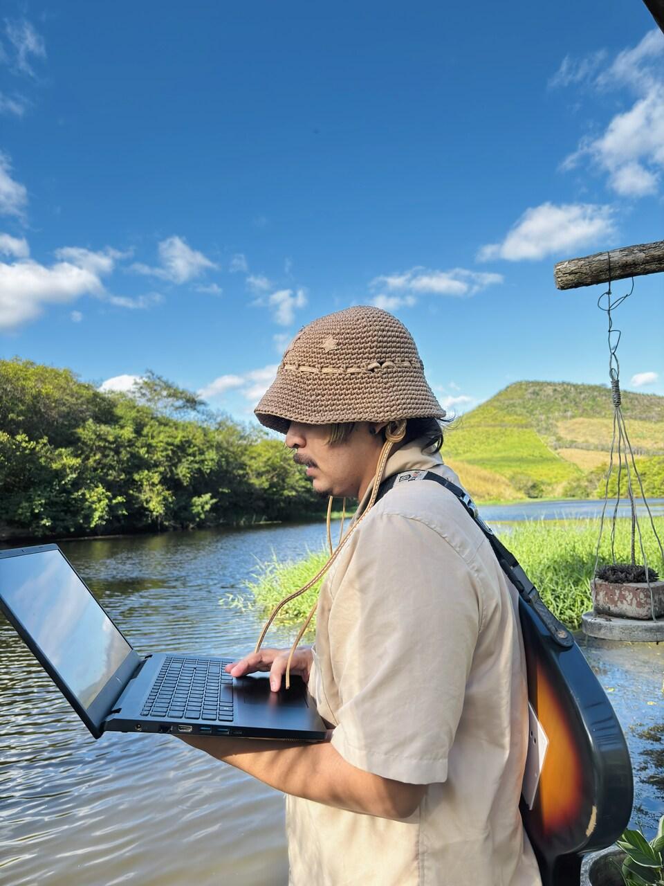 Artista cearense usa guitarra e software para produzir canções