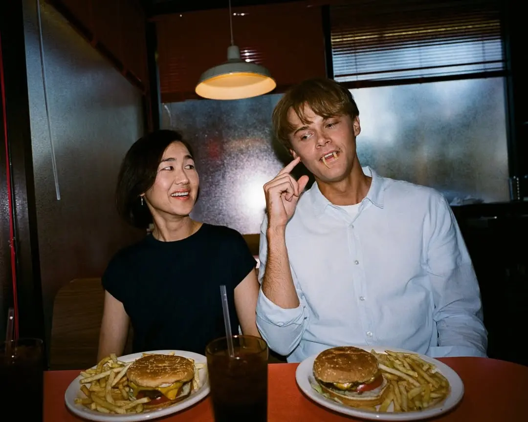 Personagens de Laurel e Conrad, na terceira temporada de O Verão que Mudou Minha Vida