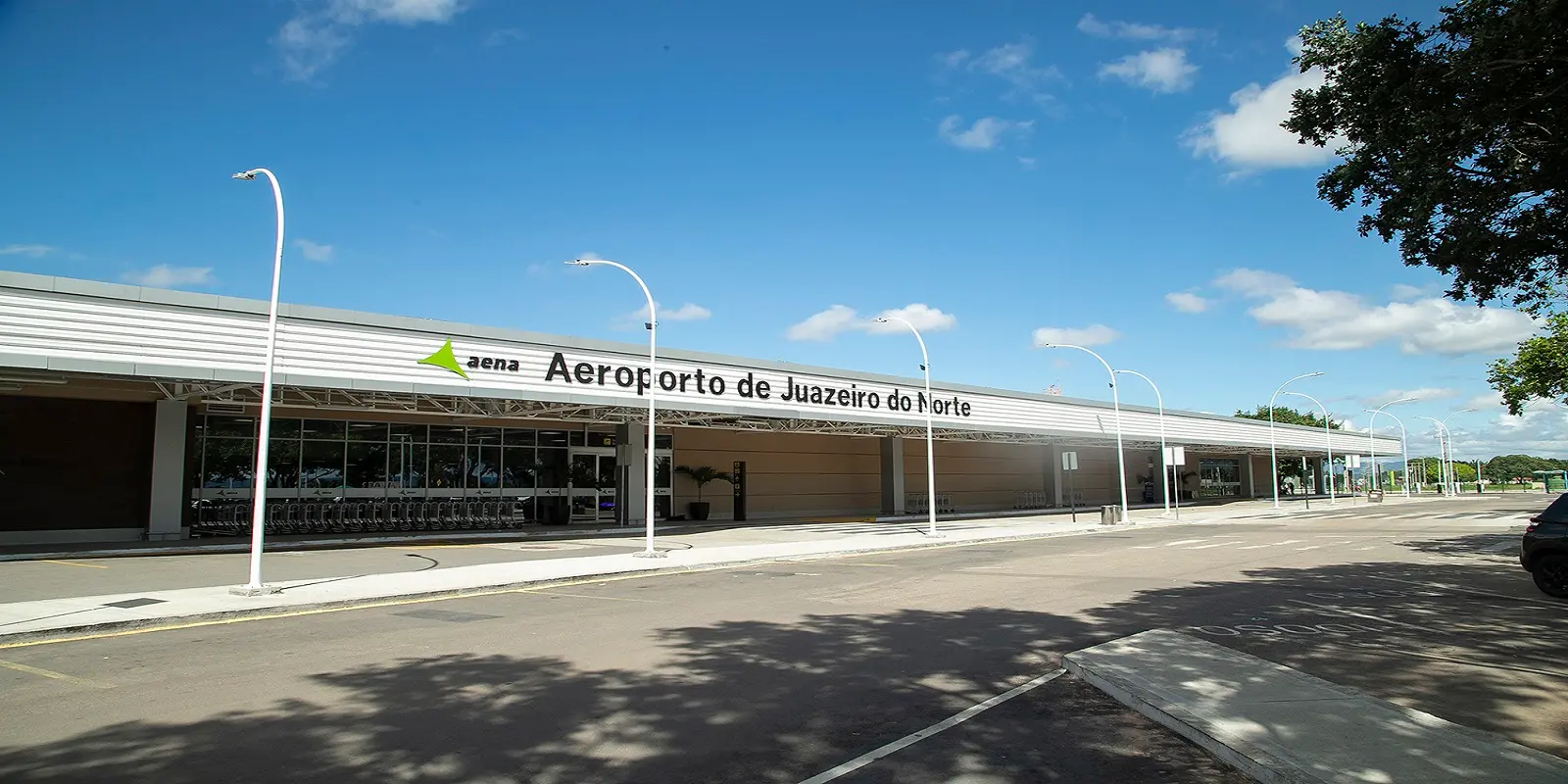 Foto que contém a fachada do aeroporto de Juazeiro do Norte