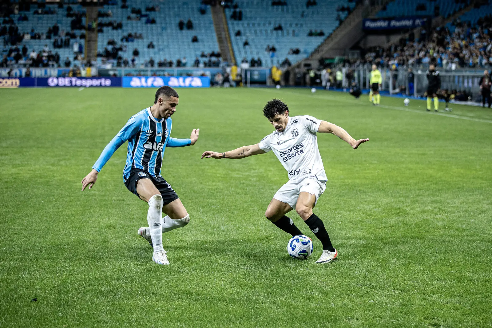 Atletas de Ceará e Grêmio disputam bola em jogo da Série A de 2025