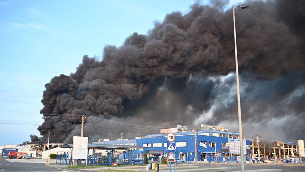 Coluna de fumaça preta após Rússia atacar Ucrânia