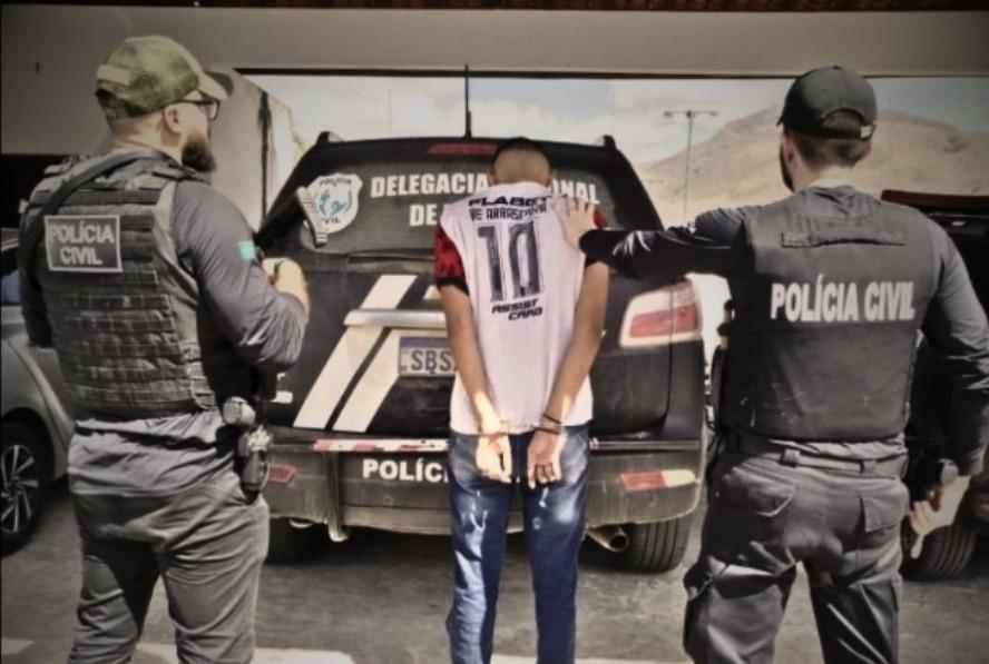 Foto mostra dois policiais civis realizando a prisão de um suspeito, que veste a camisa do time de futebol Flamengo, em Itapajé, no Interior do Ceará