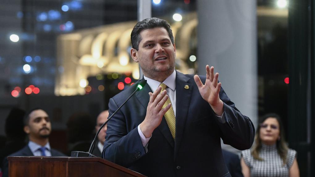 Imagem mostra presidente do senador federal, Davi Alcolumbre, ilustrando previsão da votação do projeto de lei contra adultização de crianças e de adolescente nas redes sociais