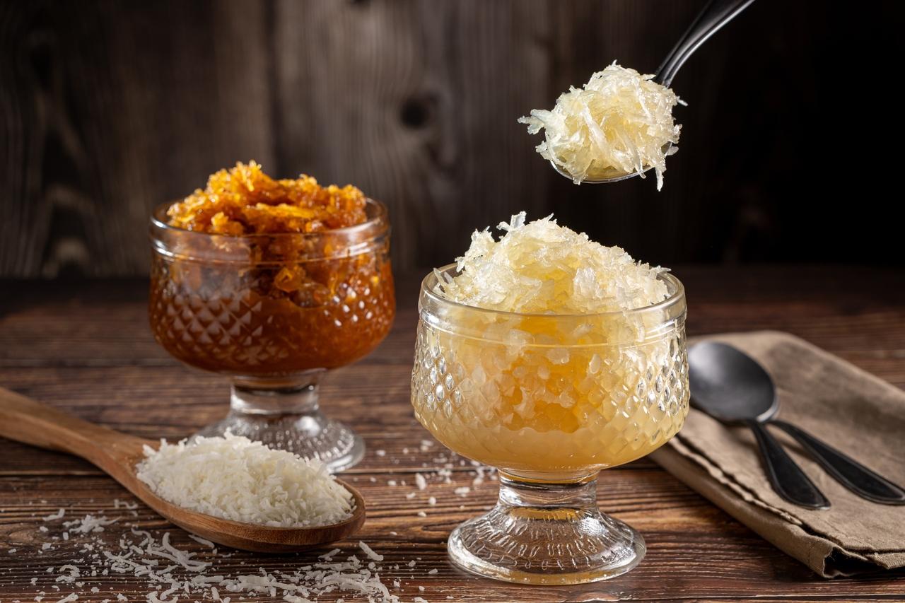 Imagem mostra dois potes com cocada cremosa ilustrando receita de cocada cremosa