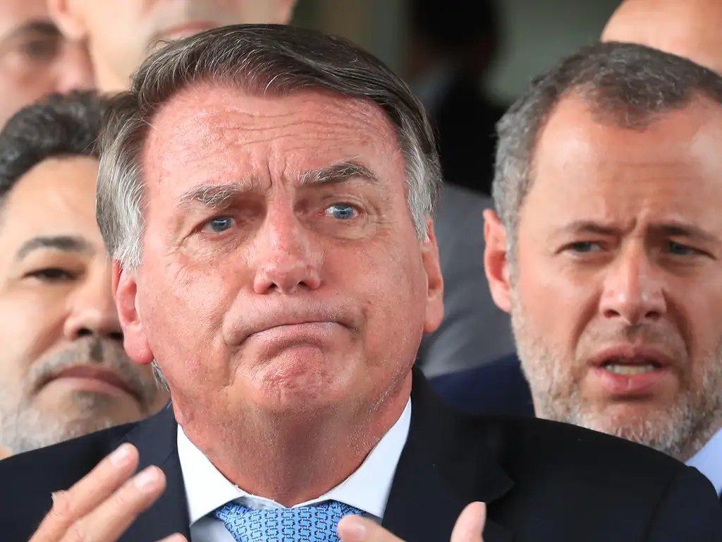 Imagem mostra ex-presidente Jair Bolsonaro ilustrando prazo para a PGR se manifestar após defesa de Bolsonaro negar tentativa de fuga