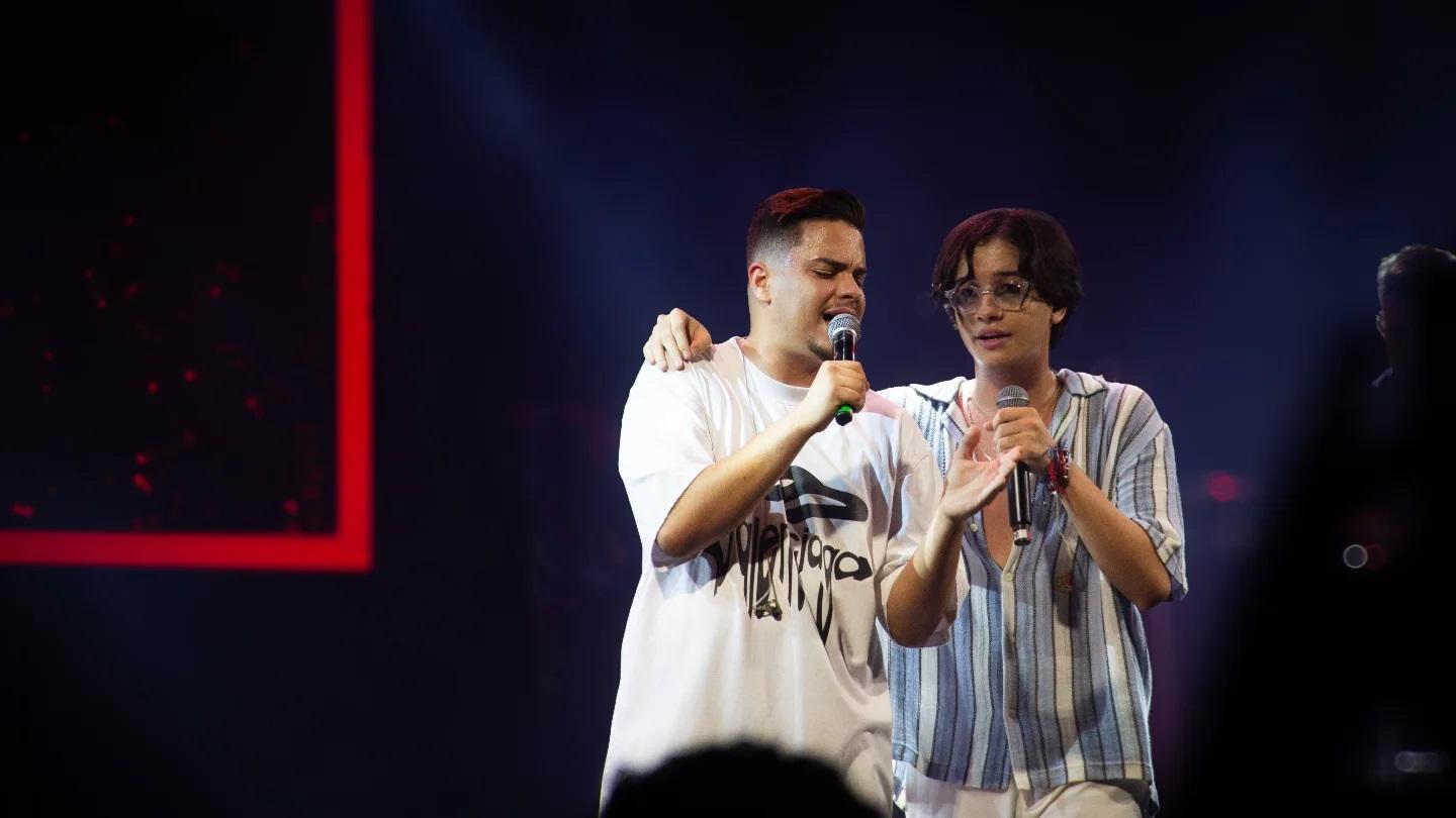 A esquerda, Kaká e Pedrinho, cantor de óculos, realizam último shows juntos no domingo (25)