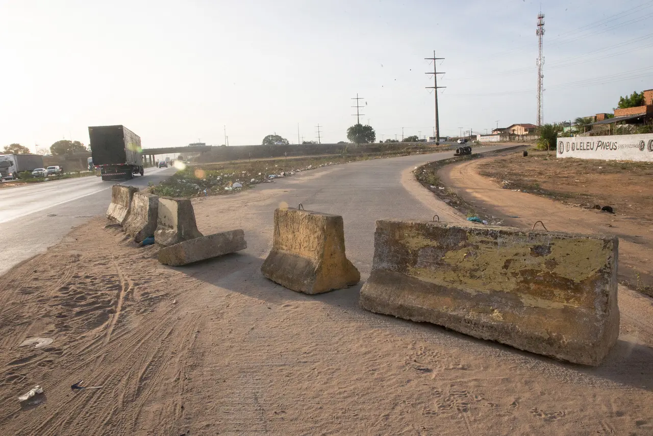 Imagem mostra gelos baianos de maneira desordenada em um acostamento do Anel Viário, em 2024