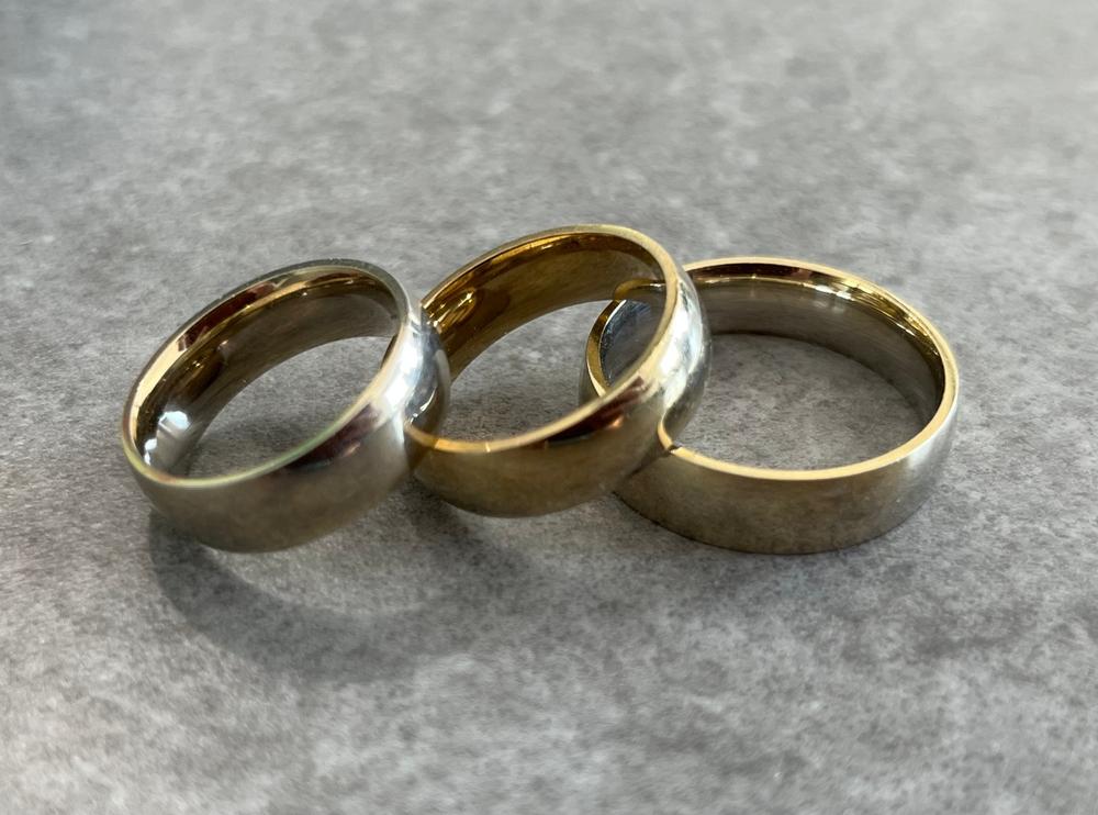foto de três alianças representando poliamor. Imagem para ilustrar uma matéria sobre duas mulheres que terão o direito de dividir a pensão após a morte do companheiro