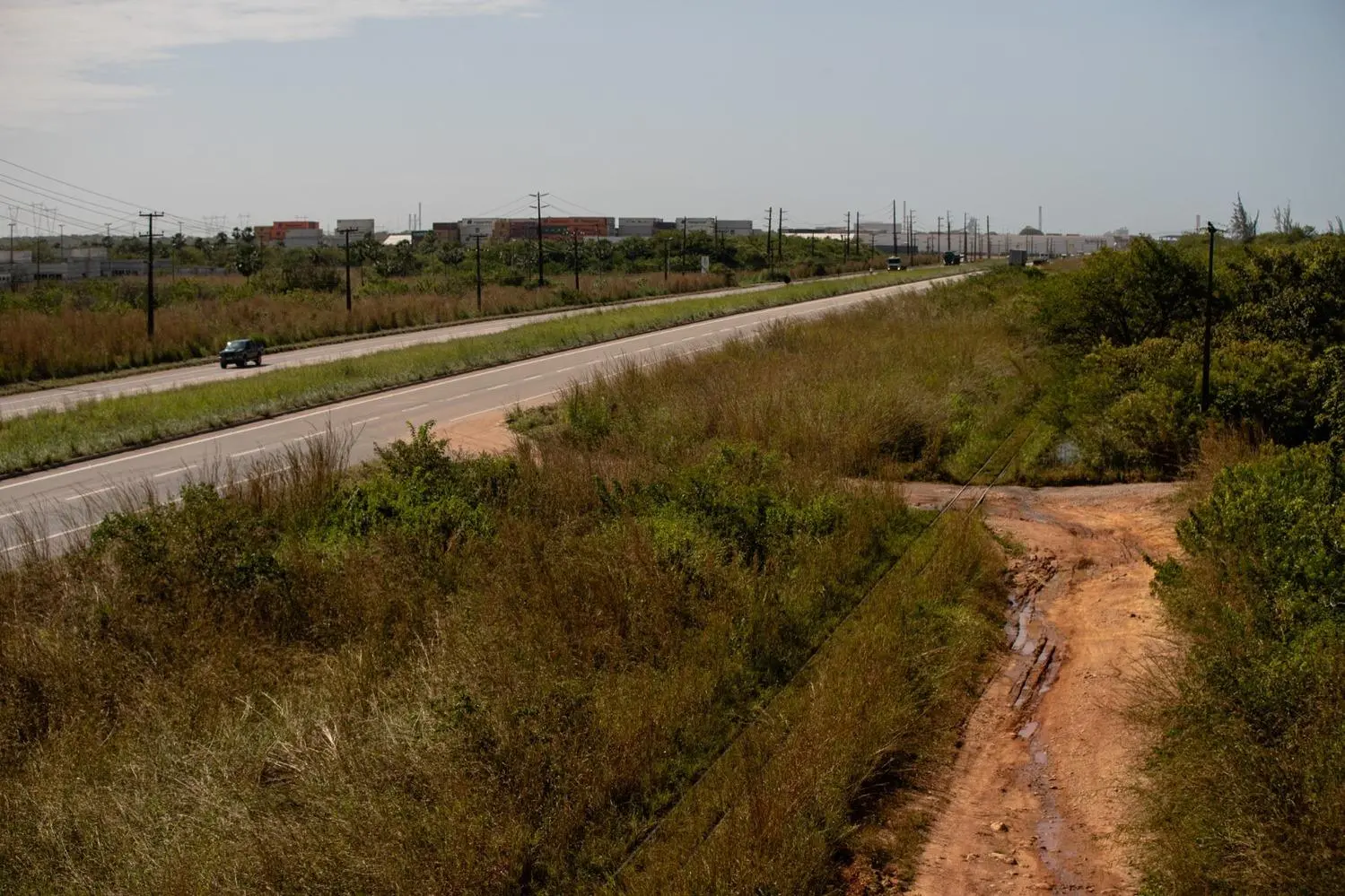 Imagem mostra CE-155 com um acesso improvisado de terra e vegetação ao redor