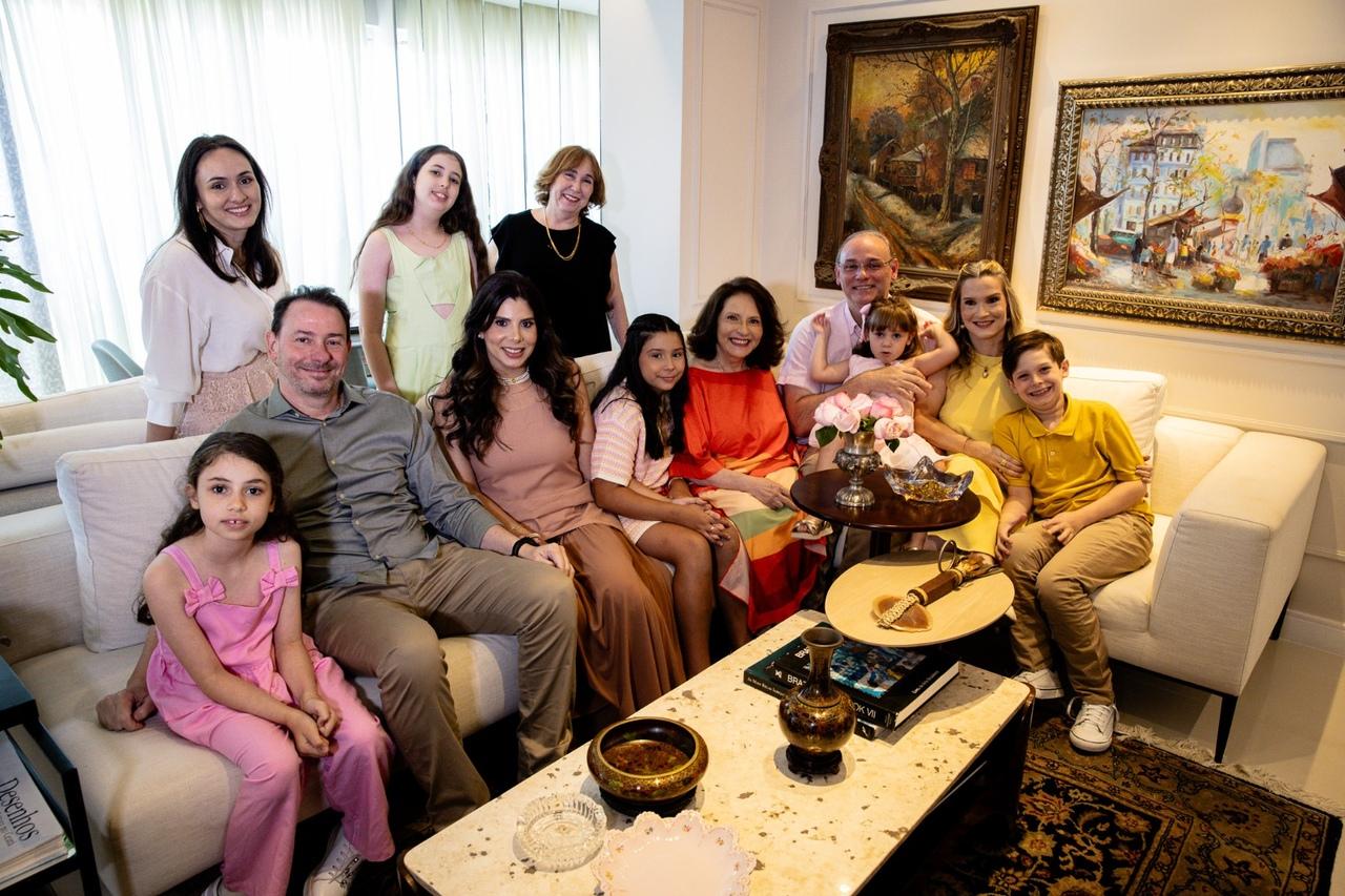 Médica e pesquisadora Adriana Costa e Forti, agraciada com Troféu Sereia de Ouro 2025, com família