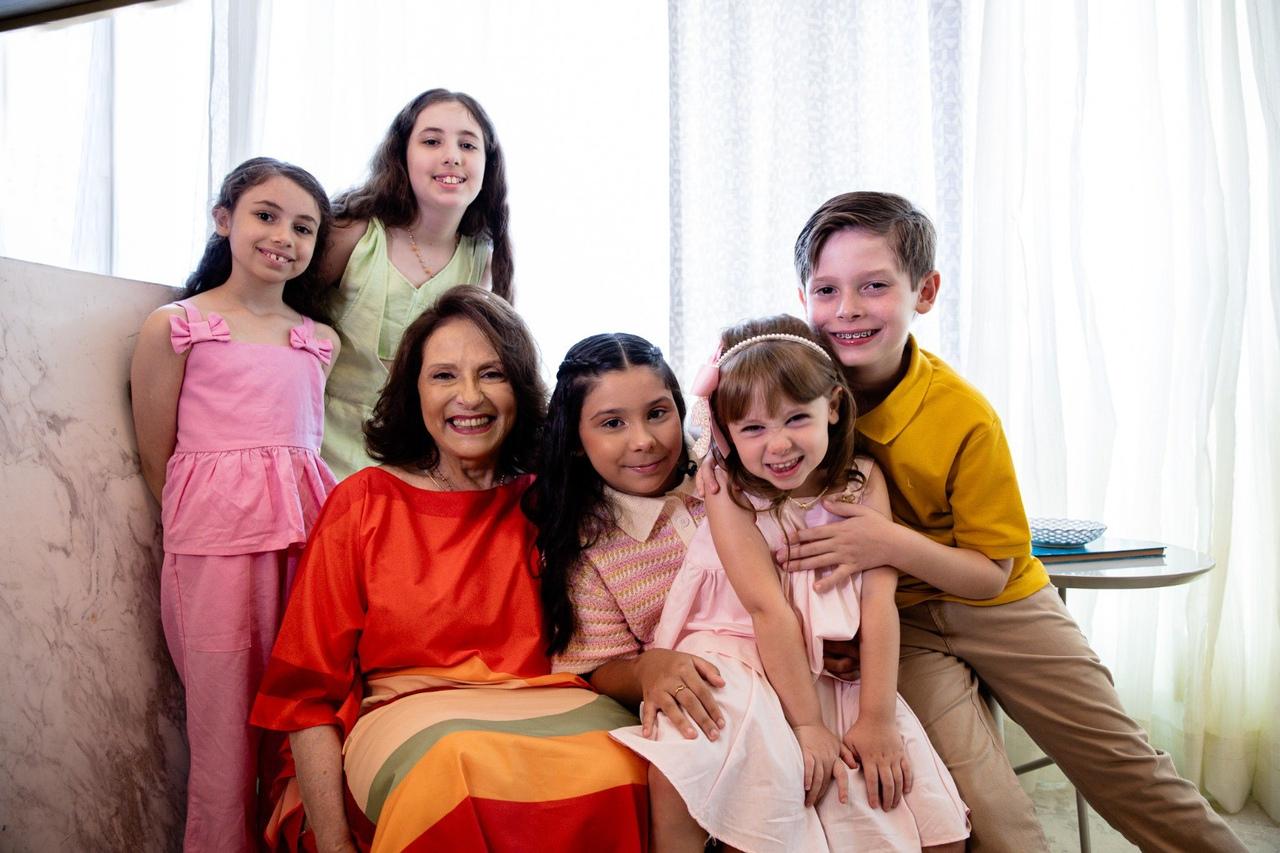 Médica e pesquisadora Adriana Costa e Forti, agraciada com Troféu Sereia de Ouro 2025, com parte das crianças da família