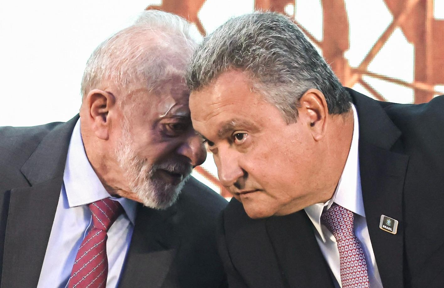 Lula conversa ao pé do ouvido com o ministro da Casa Civil, Rui Costa