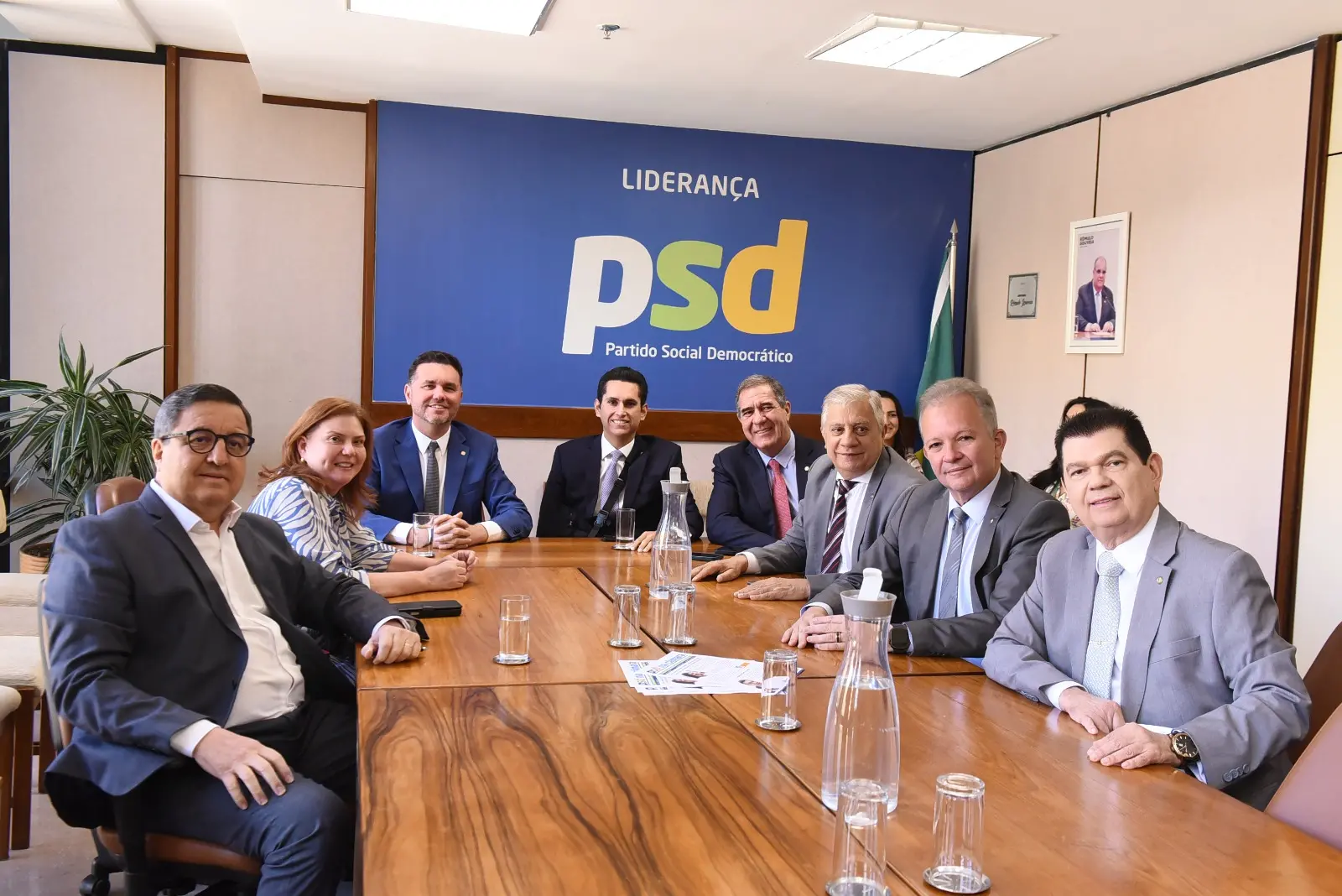 Grupo de parlamentares cearenses reunidos em torno de uma mesa de madeira em sala de reunião da liderança do partido no Congresso Nacional, com painel azul ao fundo escrito 'Liderança PSD – Partido Social Democrático