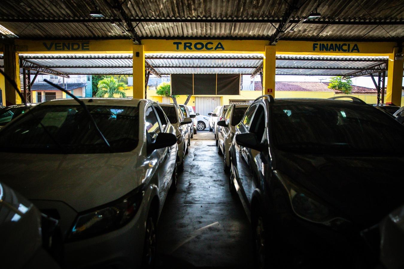 Foto que contém interior de revenda de carros na avenida José Bastos