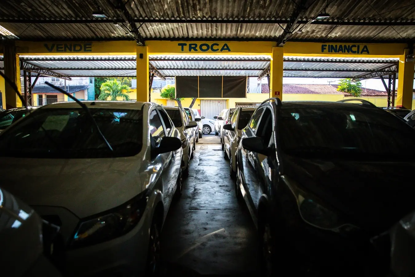 Foto que contém interior de revenda de carros na avenida José Bastos