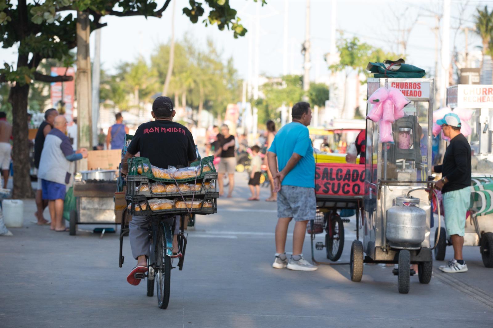 Pedestres e comerciantes na avenida beira-mar de fortaleza