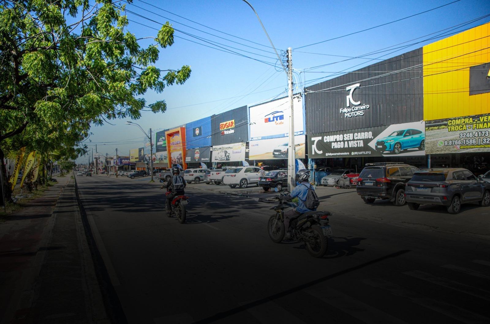 Foto que contém várias revendedoras de veículos na avenida José Bastos