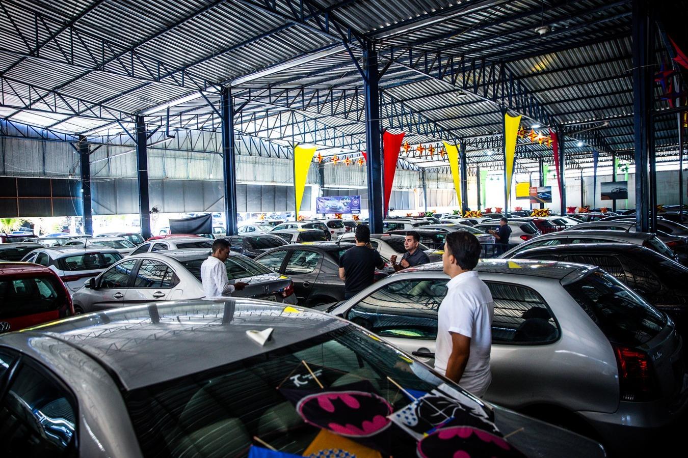 Foto que contém inúmeros veículos à venda na José Bastos