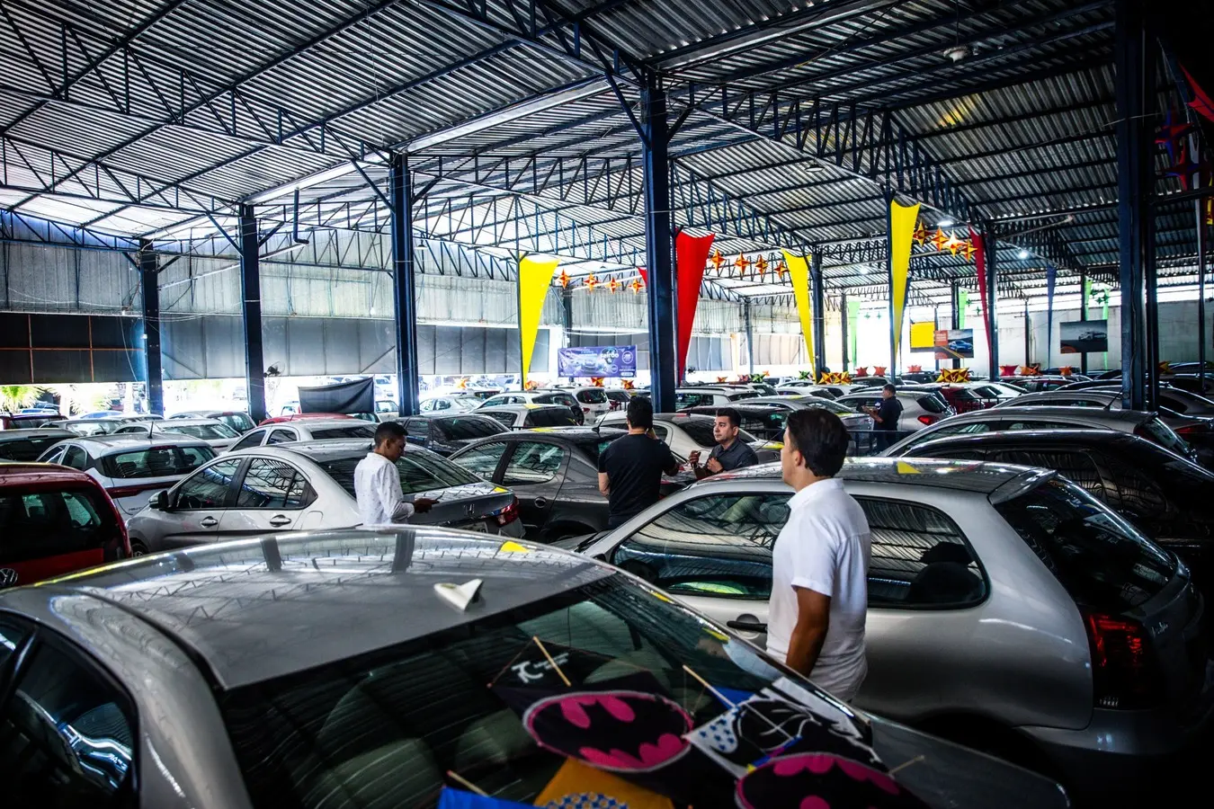 Foto que contém inúmeros veículos à venda na José Bastos