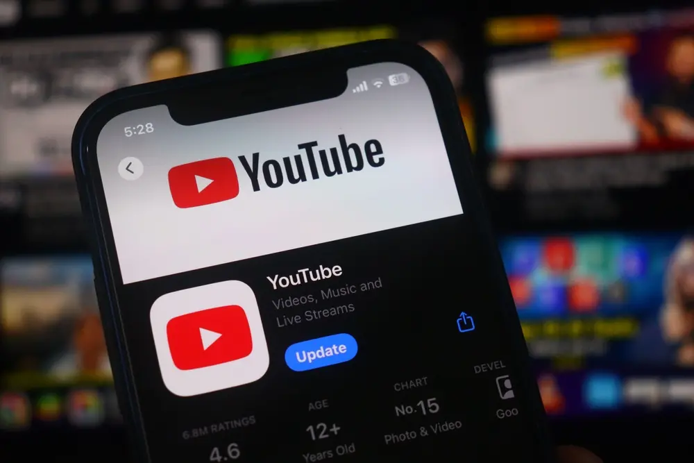 foto e usuário acessando o Youtube