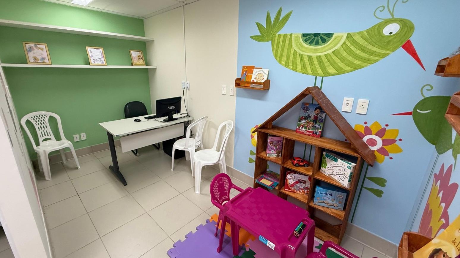 Espaço conta com local para crianças brincarem