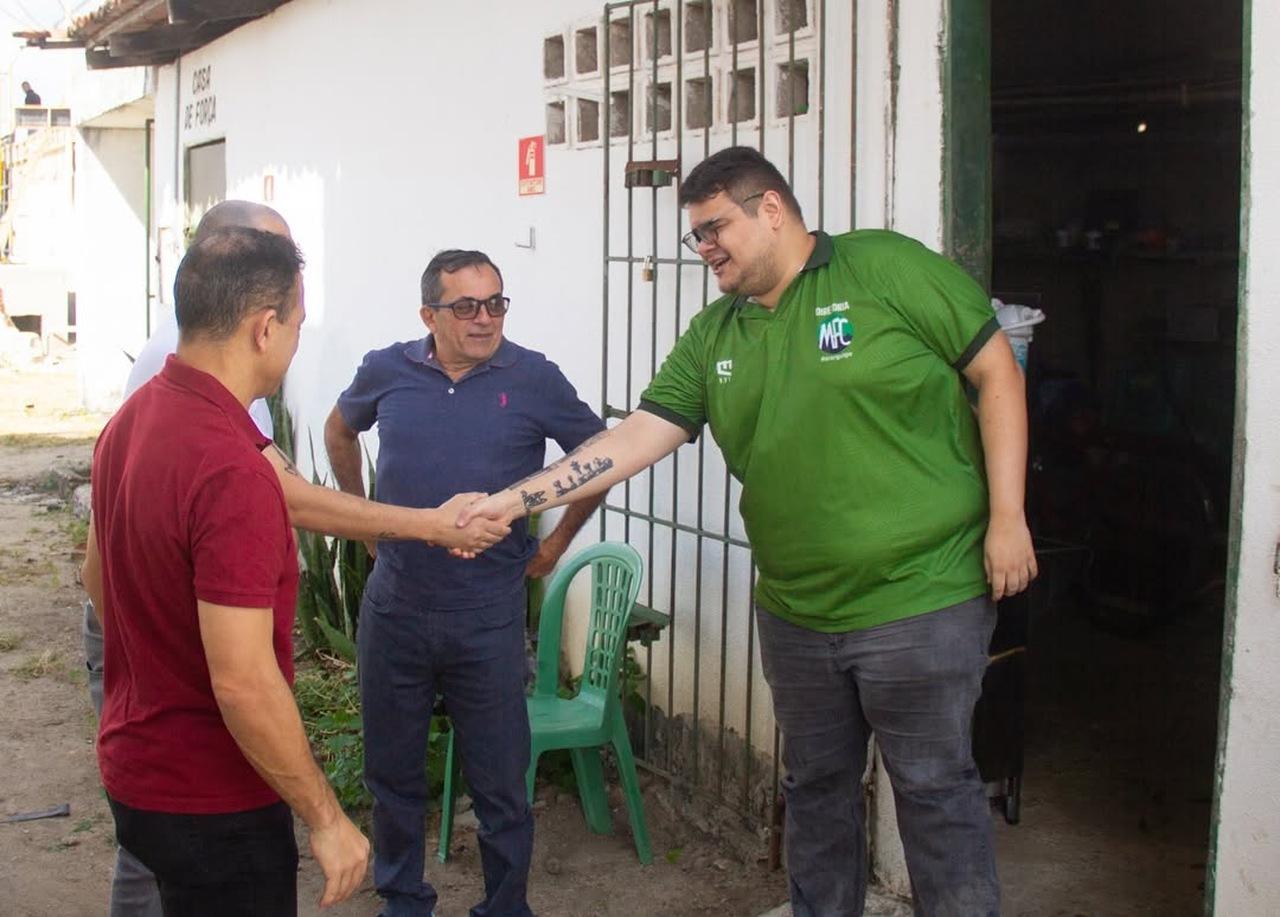 Brunno de Paula cumprimentando funcionários no clube