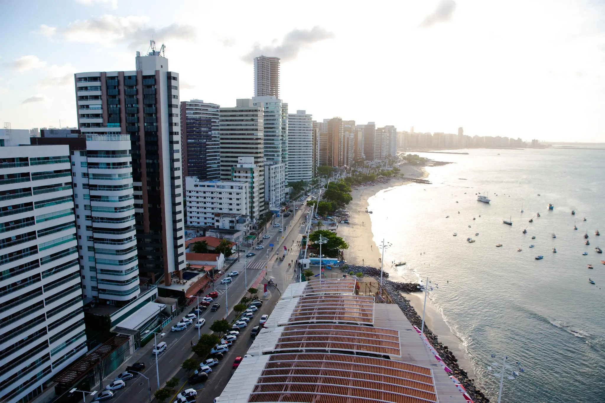 Vista aérea de trecho da beira-mar de Fortaleza