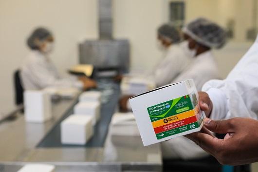 Imagem de produção de medicamentos em planta da Fiocruz